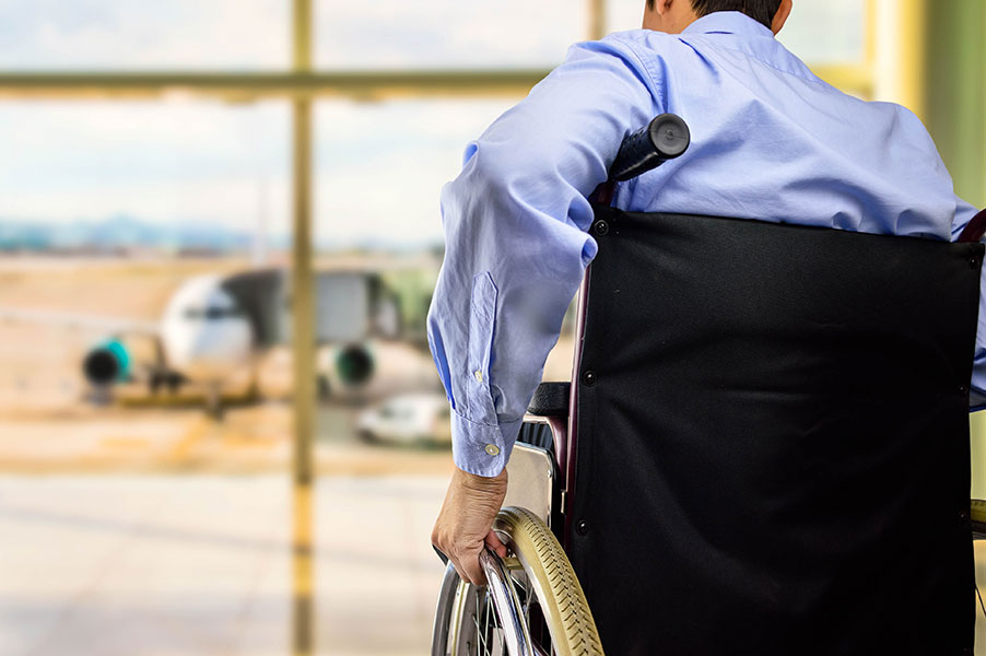 Mann im Rollstuhl am Flughafen
