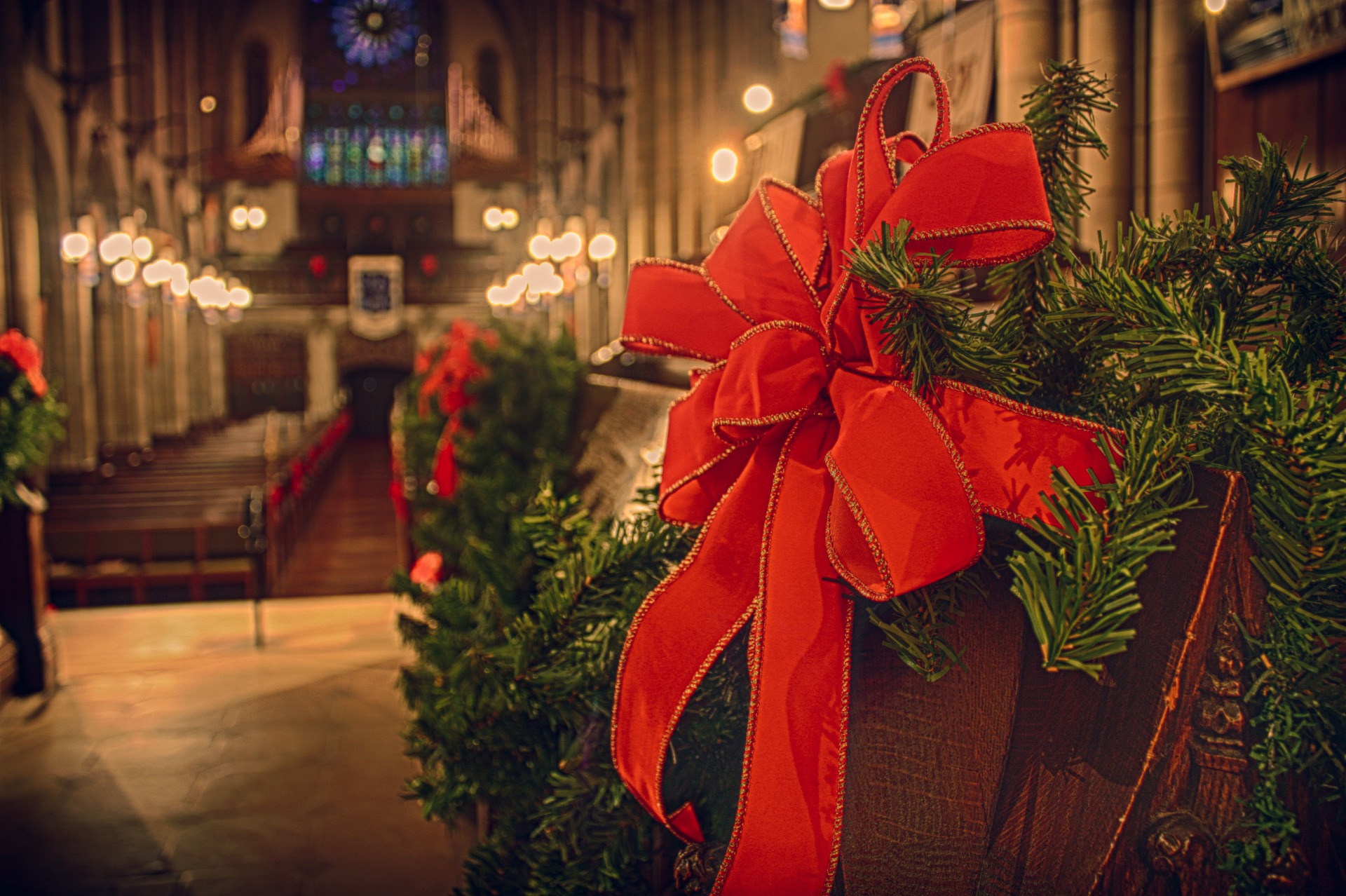 Weihnachtlich geschmückte Kirche