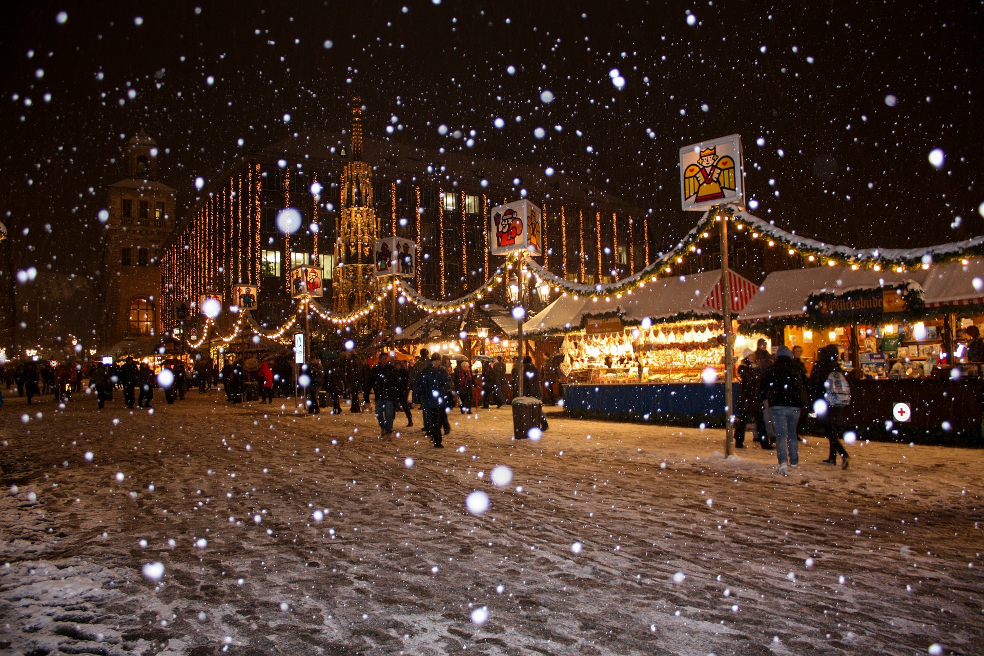 Weihnachtsmarkt mit Schnee