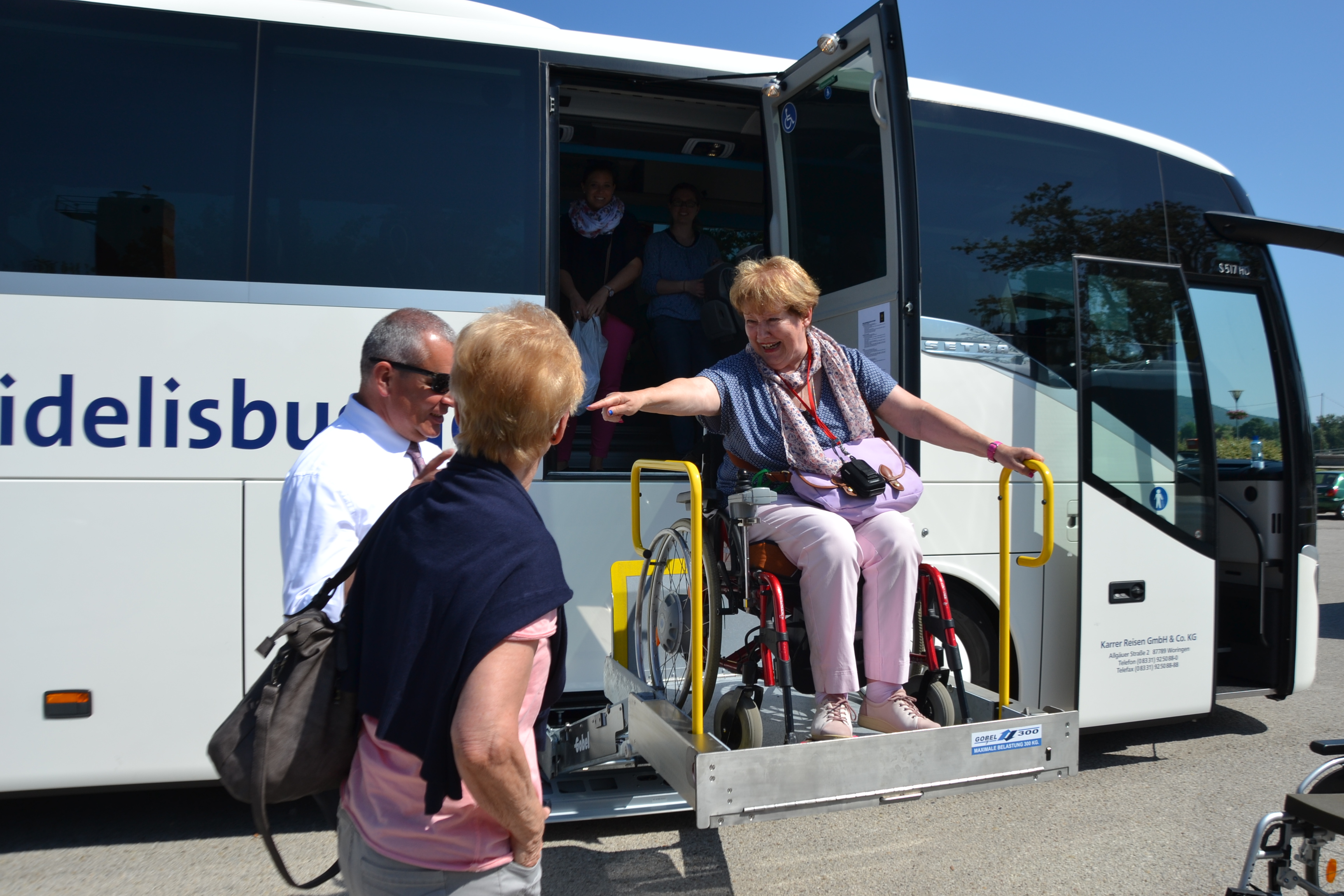 Behindertengerechter Bus mit Hebebühne