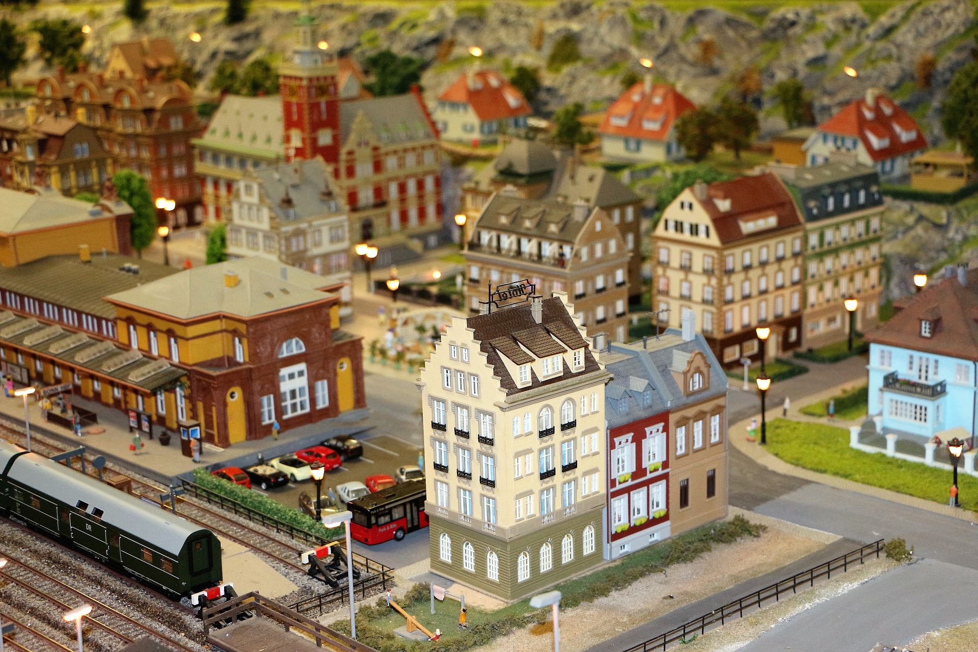 Bahnhof und Stadtgebäude im Modell