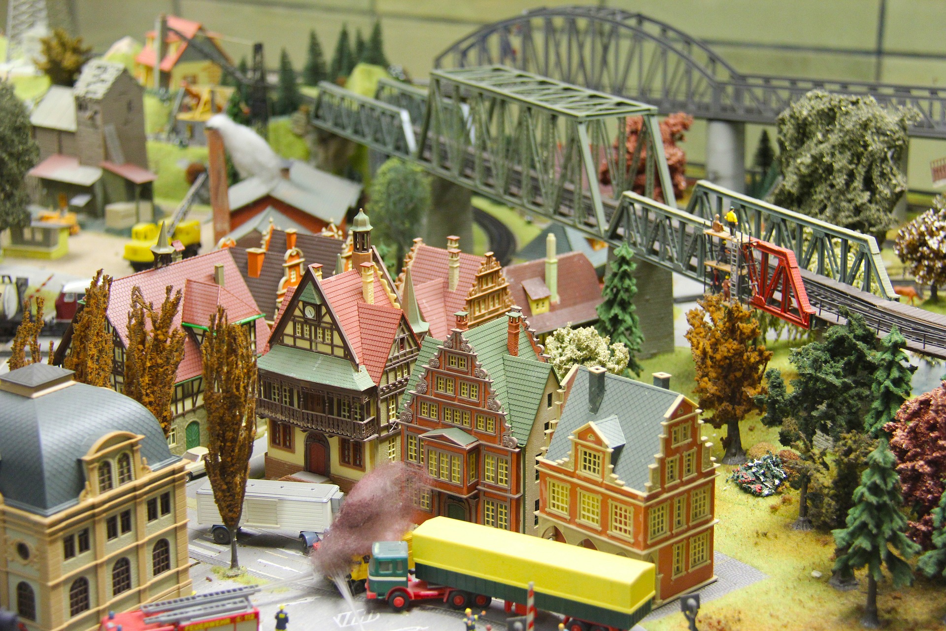 Gebäude und Fahrzeuge im Modell